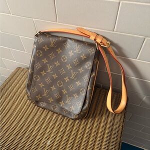 Louis Vuitton shoulder Bag